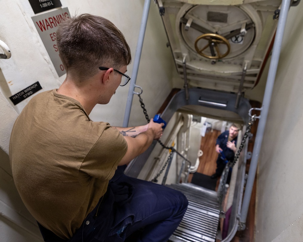 USS Mustin conducts security reaction force-bravo course