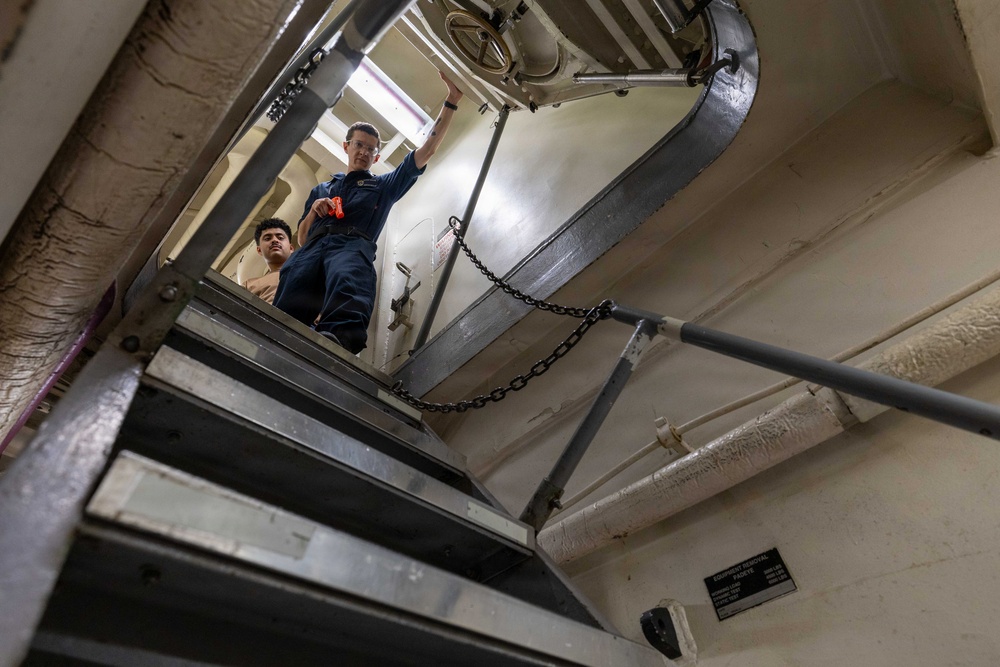 USS Mustin conducts security reaction force-bravo course