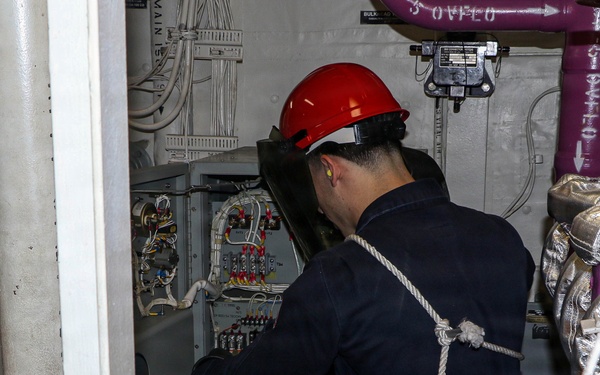 Frank E. Petersen Jr. Sailor Conducts Maintenance