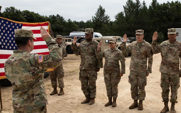 8th TD commanding general reenlists soldiers at WAREX 26