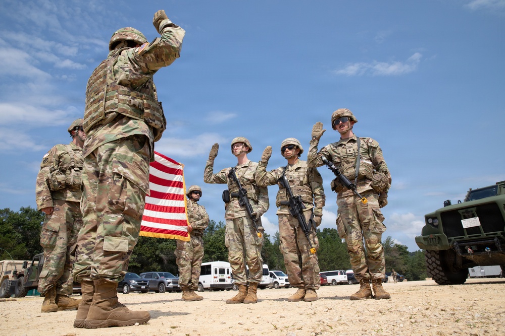 86th TD commanding general reenlists soldiers at WAREX 26