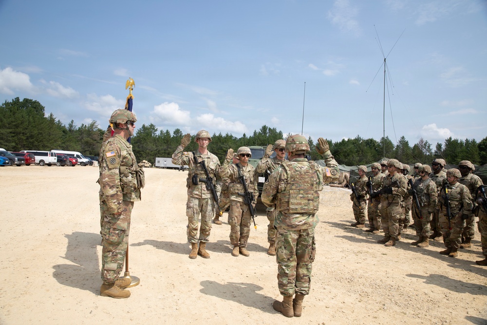 86th TD commanding general reenlists soldiers at WAREX 26