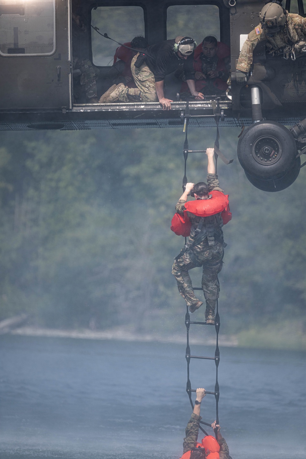 2-158th AHB Overwater Self-Recovery Training