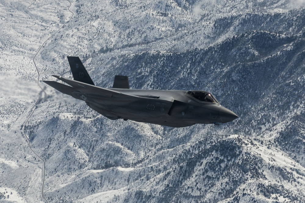 Edwards F-35 soars over Mojave Desert