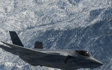 Edwards F-35 soars over Mojave Desert
