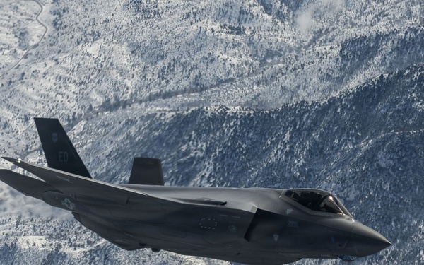 Edwards F-35 soars over Mojave Desert