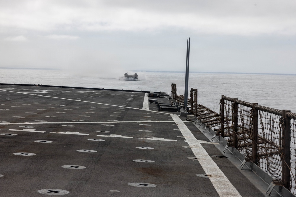 QUART 26.4: HMH 465 conduct deck landing qualifications aboard USS ASHLAND