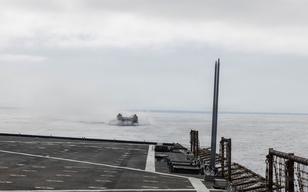 QUART 26.4: HMH 465 conduct deck landing qualifications aboard USS ASHLAND