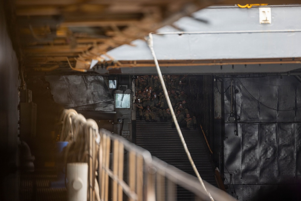 QUART 26.4: HMH 465 conduct deck landing qualifications aboard USS ASHLAND