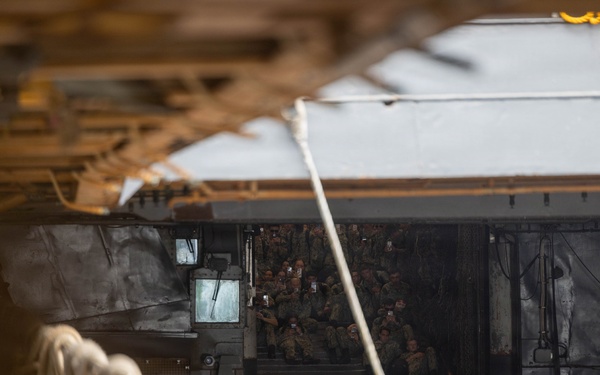 QUART 26.4: HMH 465 conduct deck landing qualifications aboard USS ASHLAND