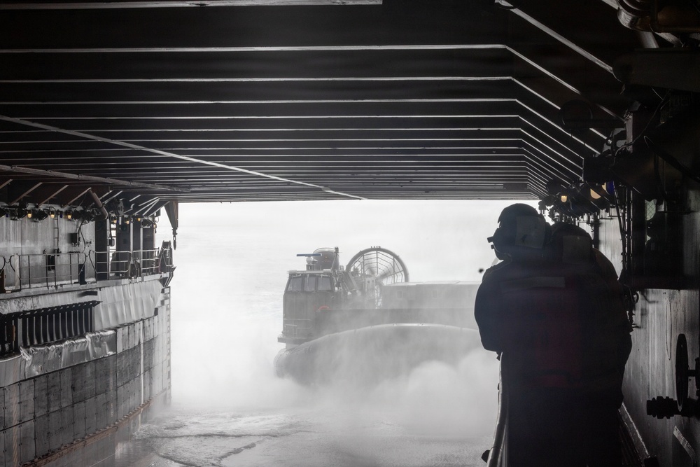 QUART 26.4: HMH 465 conduct deck landing qualifications aboard USS ASHLAND
