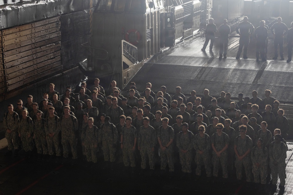 QUART 26.4: HMH 465 conduct deck landing qualifications aboard USS ASHLAND