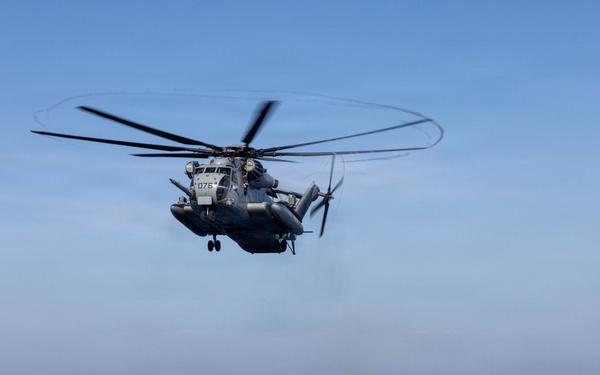 QUART 26.4: HMH 465 conduct deck landing qualifications aboard USS ASHLAND