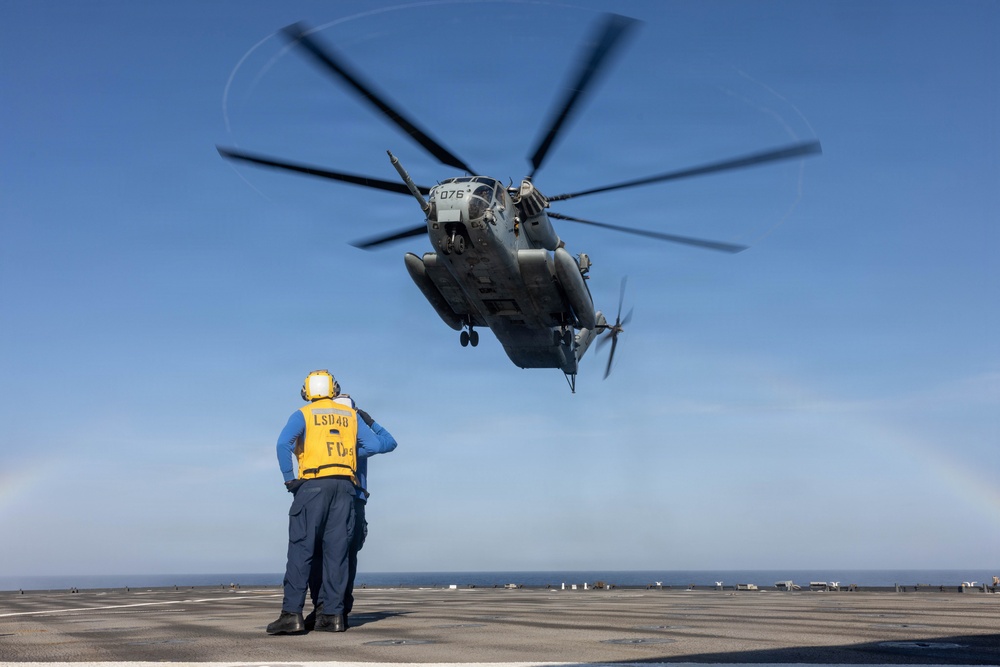 QUART 26.4: HMH 465 conduct deck landing qualifications aboard USS ASHLAND