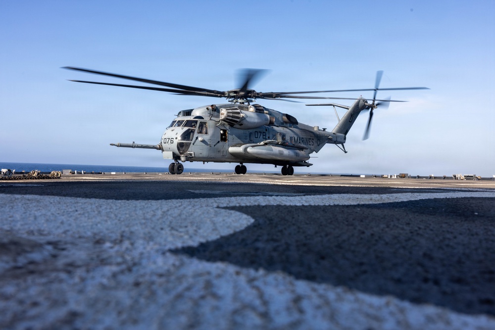 QUART 26.4: HMH 465 conduct deck landing qualifications aboard USS ASHLAND