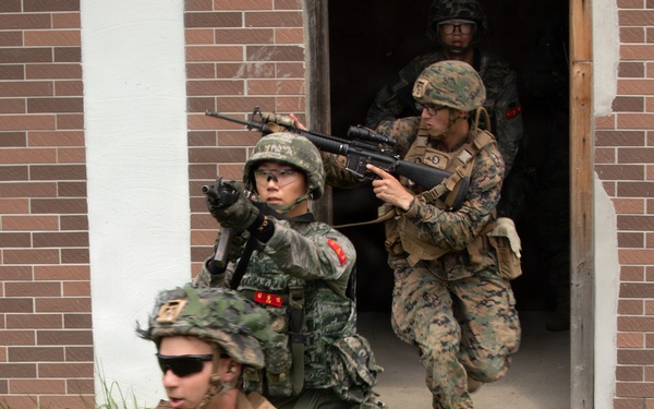 9th ESB Marines, Members of the ROK Marine Corps Conduct Bilateral Breaching