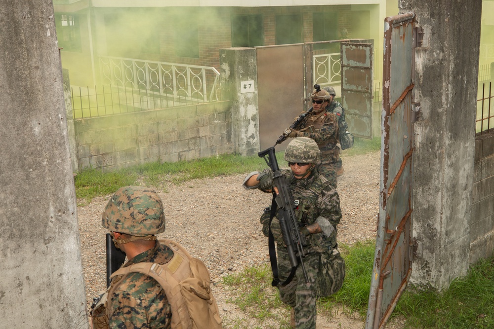 9th ESB Marines, Members of the ROK Marine Corps Conduct Bilateral Breaching