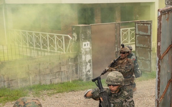 9th ESB Marines, Members of the ROK Marine Corps Conduct Bilateral Breaching