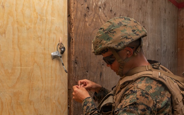 9th ESB Marines, Members of the ROK Marine Corps Conduct Bilateral Breaching