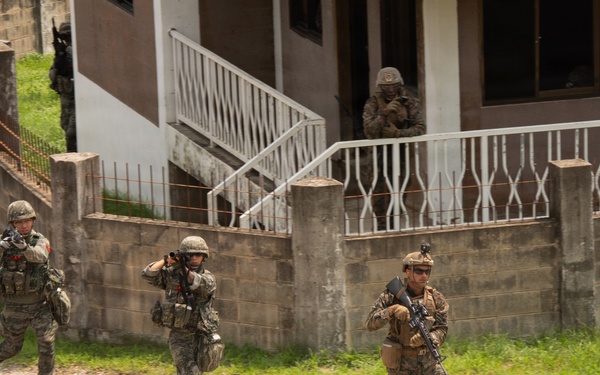 9th ESB Marines, Members of the ROK Marine Corps Conduct Bilateral Breaching