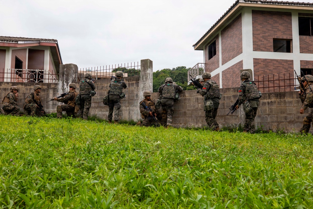 3rd Medical Battalion, 9th Engineer Support Battalion conduct urban breaching training with ROK Marines