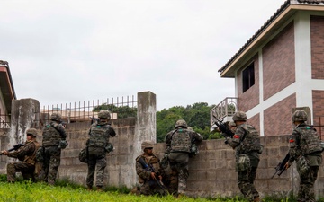 3rd Medical Battalion, 9th Engineer Support Battalion conduct urban breaching training with ROK Marines