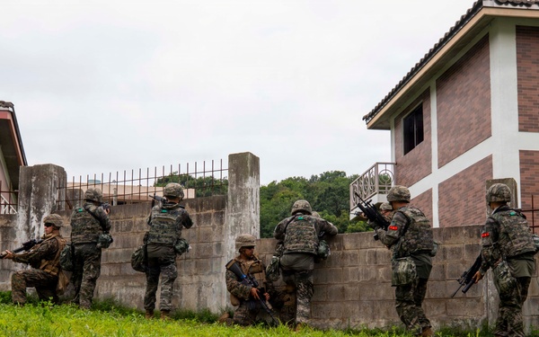 3rd Medical Battalion, 9th Engineer Support Battalion conduct urban breaching training with ROK Marines