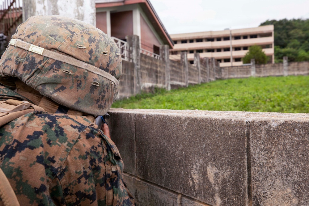 3rd Medical Battalion, 9th Engineer Support Battalion conduct urban breaching training with ROK Marines