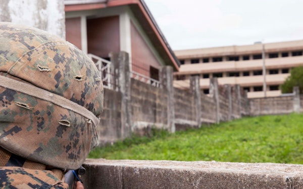 3rd Medical Battalion, 9th Engineer Support Battalion conduct urban breaching training with ROK Marines