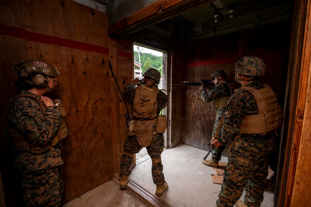 3rd Medical Battalion, 9th Engineer Support Battalion conduct urban breaching training with ROK Marines