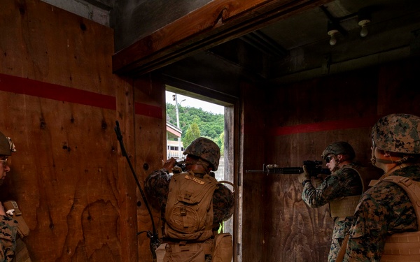 3rd Medical Battalion, 9th Engineer Support Battalion conduct urban breaching training with ROK Marines