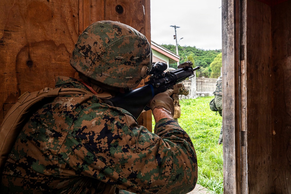 3rd Medical Battalion, 9th Engineer Support Battalion conduct urban breaching training with ROK Marines