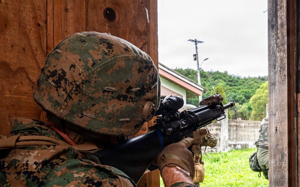 3rd Medical Battalion, 9th Engineer Support Battalion conduct urban breaching training with ROK Marines