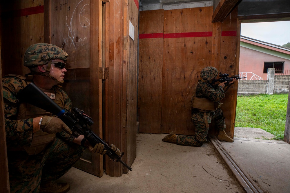 3rd Medical Battalion, 9th Engineer Support Battalion conduct urban breaching training with ROK Marines