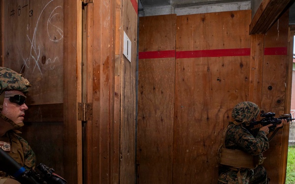 3rd Medical Battalion, 9th Engineer Support Battalion conduct urban breaching training with ROK Marines