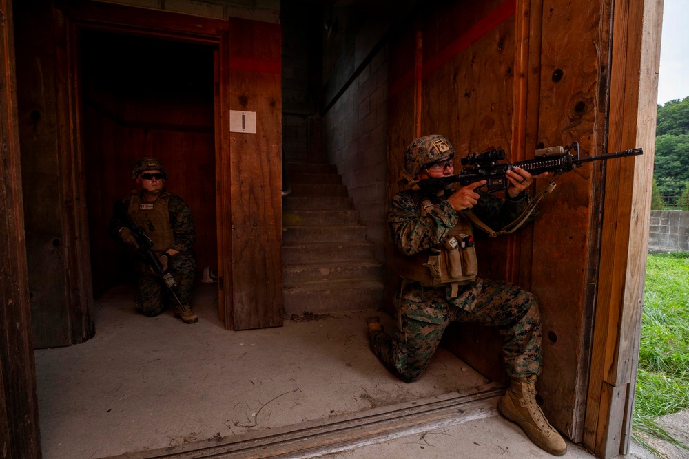3rd Medical Battalion, 9th Engineer Support Battalion conduct urban breaching training with ROK Marines
