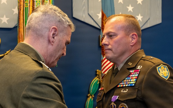 VCJCS Presents Purple Heart to Operation Iraqi Freedom Vets