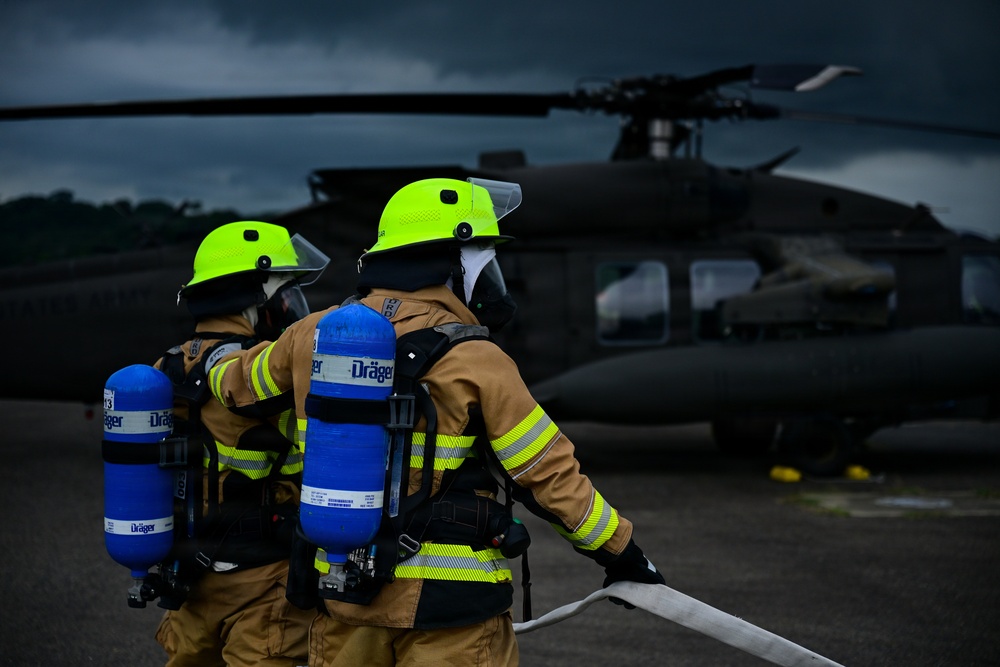 Joint Task Force-Bravo executes a bilateral firefighting exercise with El Servicio de Salvamento y Extincion de Incendios del Aeropuerto Internacional Panama Pacifico