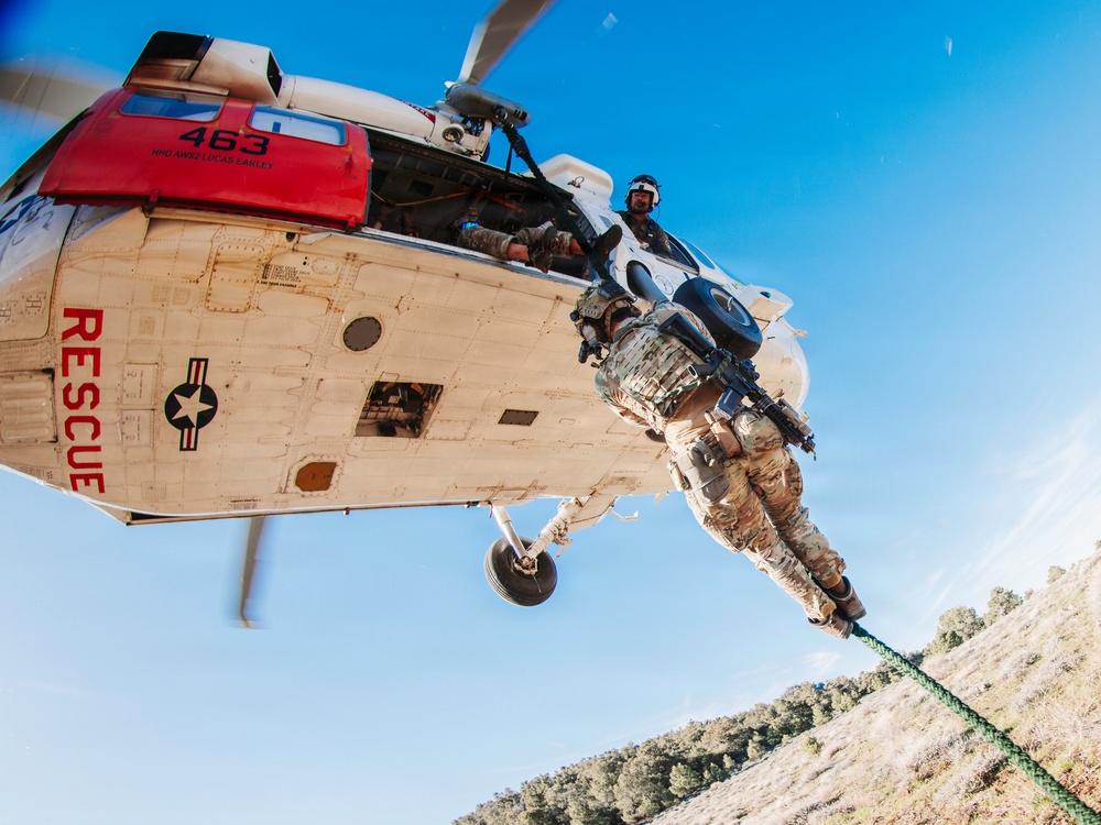 EOD Technicians Conduct Mountain Terrain Drills