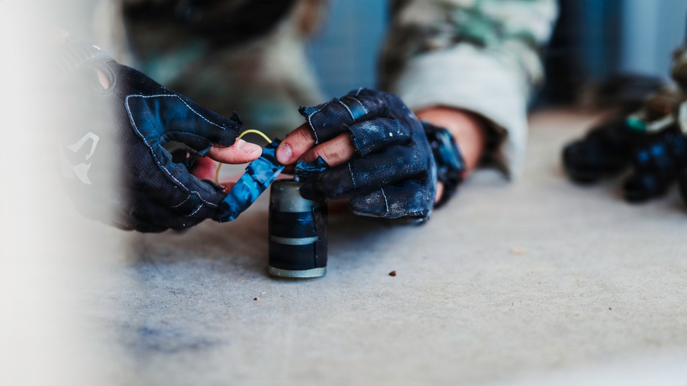 EOD Technicians Conduct Mountain Terrain Drills