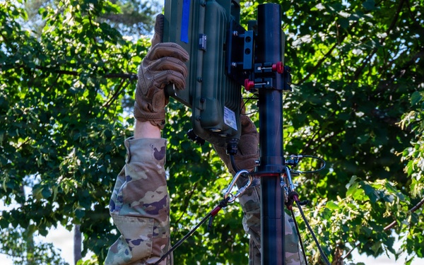 Combat communications Airmen build a radio frequency kit