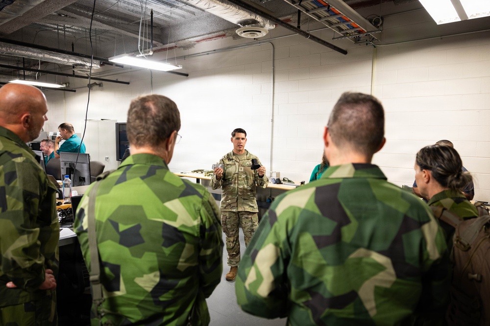 Swedish Army Commandant Visits CASCOM