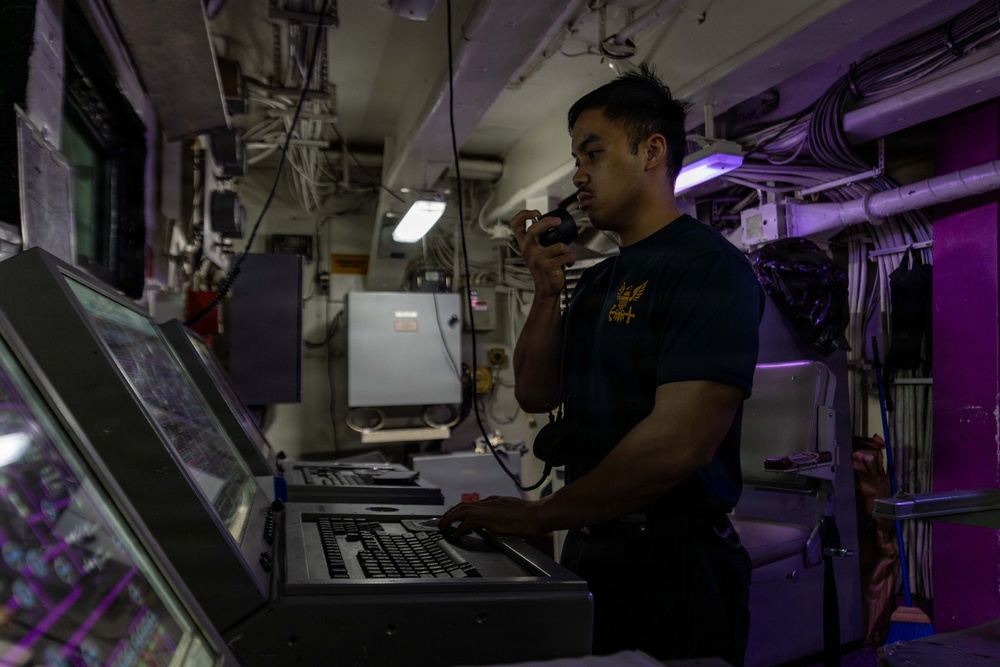 Abraham Lincoln Conducts Fuel Operations