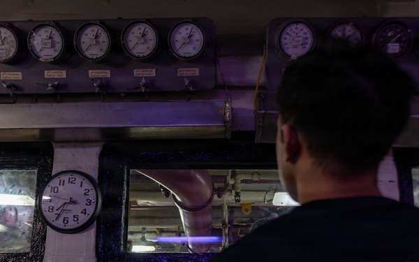 Abraham Lincoln Conducts Fuel Operations