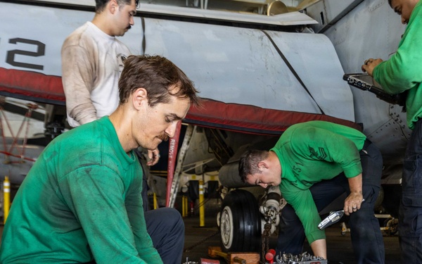 Abraham Lincoln Conducts Aircraft Maintenance