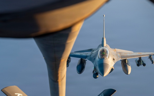 KC-135 Refuels F-16s in the CENTCOM AO