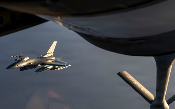 KC-135 Refuels F-16s in the CENTCOM AO