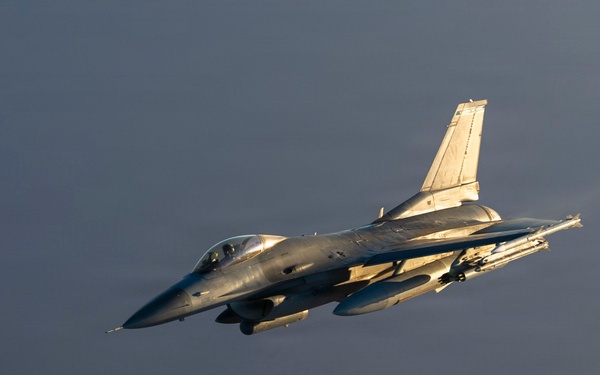 KC-135 Refuels F-16s in the CENTCOM AO