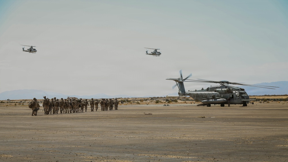 SLTE 4-26: 2nd Battalion, 2nd Marine Regiment Board CH-53E Super Stallion