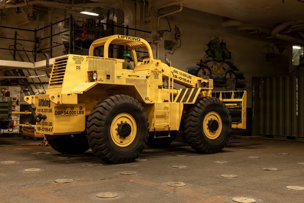 USS Essex conducts LCAC onload operations